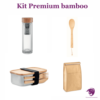 KIT Premium bamboo: sticla cu pereti dubli rezistenti, capacitate 420 ml, infuzor ceai detasabil, capac din bambus; lingura din bambus pentru salata; caserola din inox cu tacamuri (furculita si cutit) si capac din bambus; punga termoizolanta din hartie tesuta pentru alimente, capacitate 7 litri.